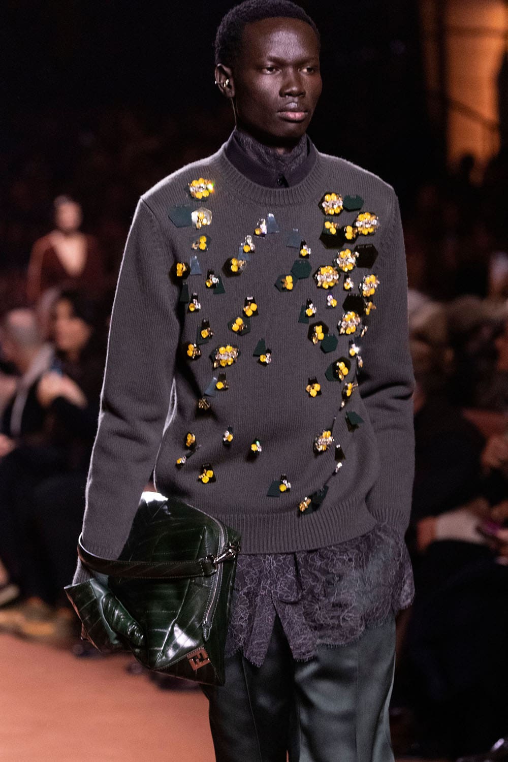 Fendi Automne Hiver 2025 2026 Gros plan sur les détails Runway Magazine (79)