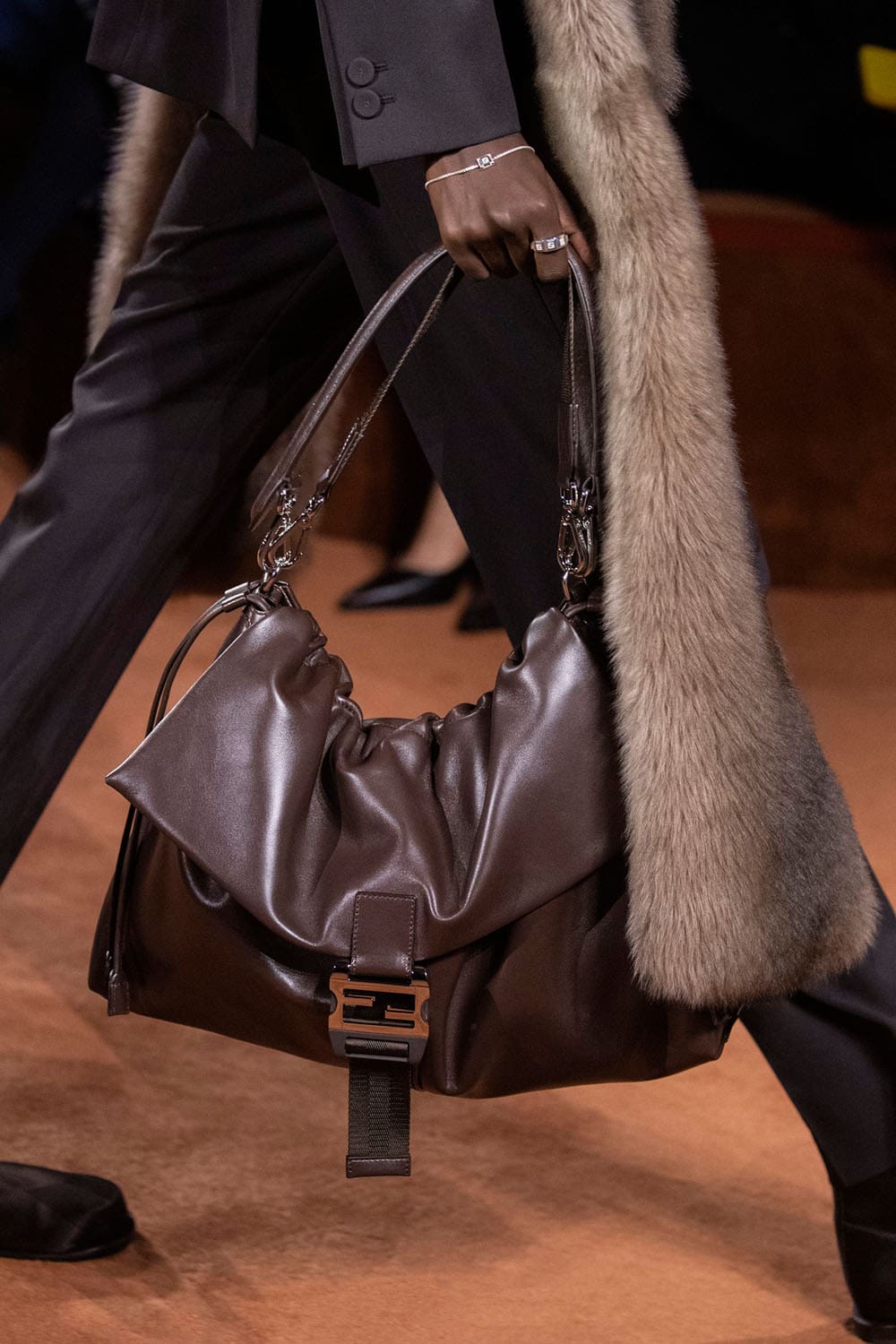 Fendi Automne Hiver 2025 2026 Gros plan sur les détails Runway Magazine (8)