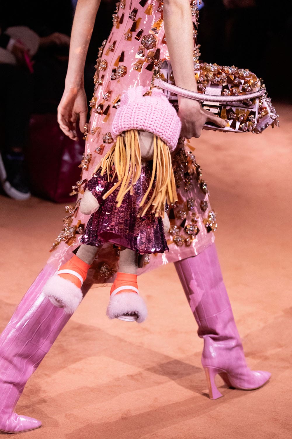 Fendi Automne Hiver 2025 2026 Gros plan sur les détails Runway Magazine (83)