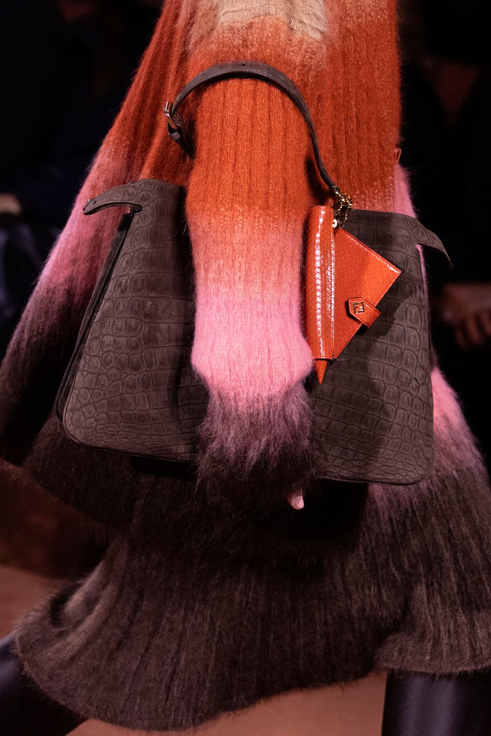 Fendi Automne Hiver 2025 2026 Gros plan sur les détails Runway Magazine (95)