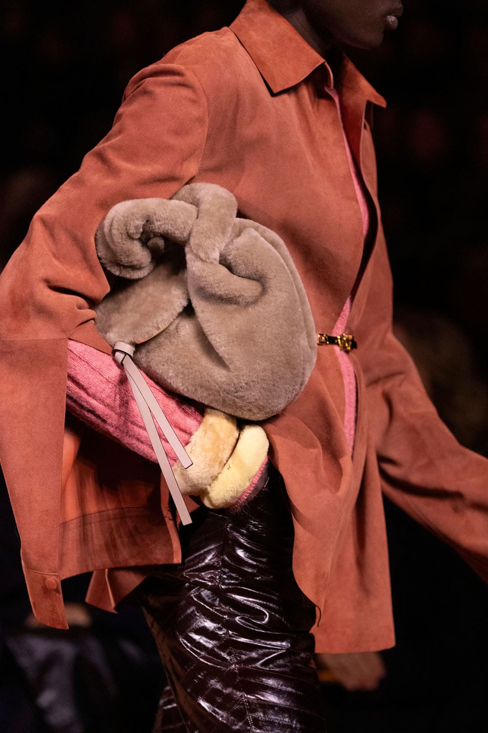 Fendi Automne Hiver 2025 2026 Gros plan sur les détails Runway Magazine (98)