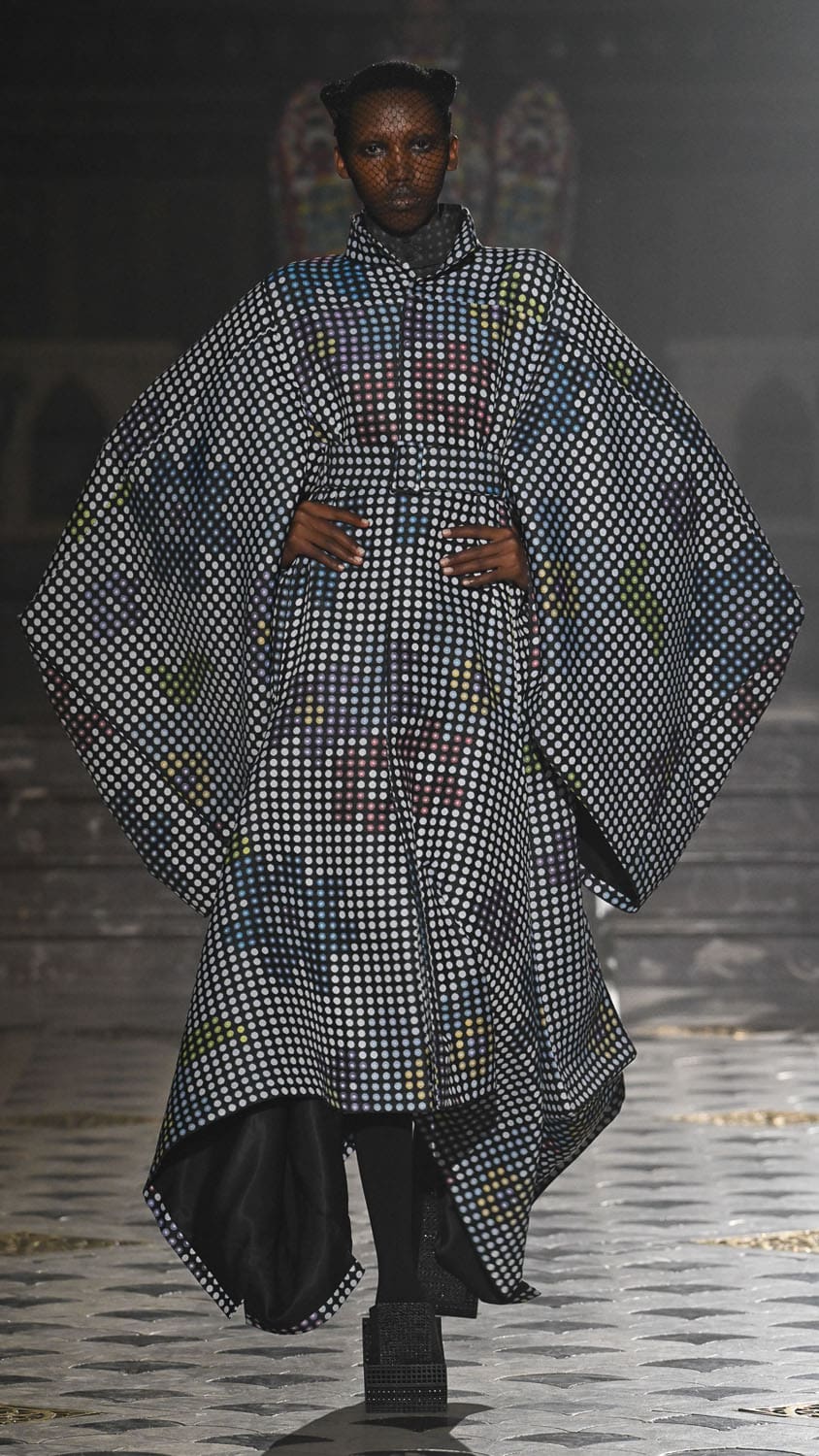 Anrealage Herbst Winter 2025 2026 Runway Magazin (12)