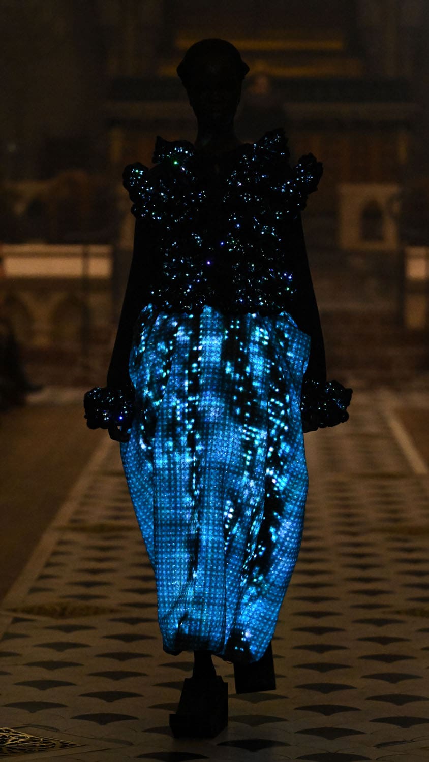 Anrealage Herbst Winter 2025 2026 Runway Magazin (15)