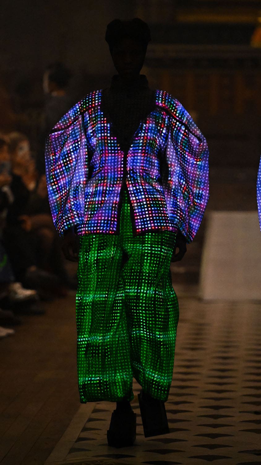 Anrealage Herbst Winter 2025 2026 Runway Magazin (20)