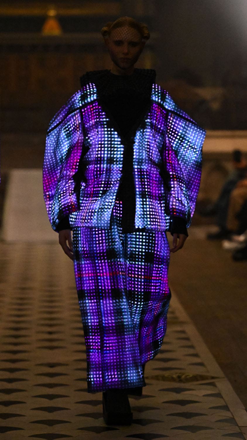 Anrealage Herbst Winter 2025 2026 Runway Magazin (21)