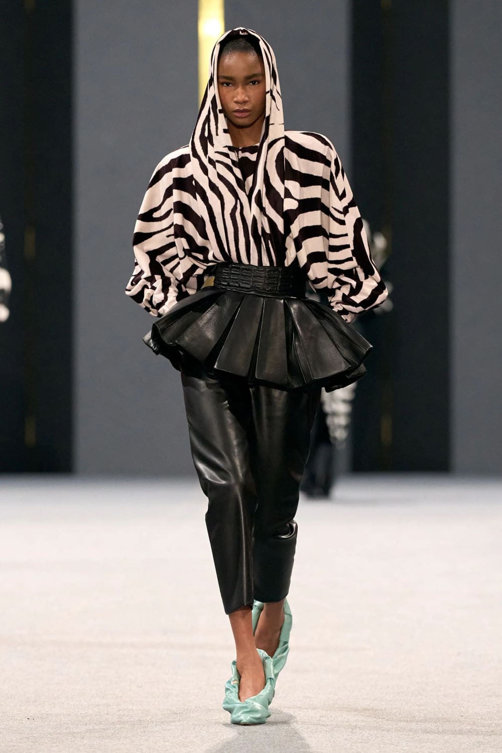 Balmain Herbst Winter 2025 2026 Runway Magazin (40)