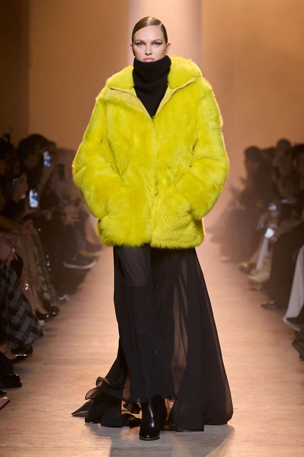 Elie Saab Fall Winter 2025 26 Ready to Wear Runway Magazine (19)