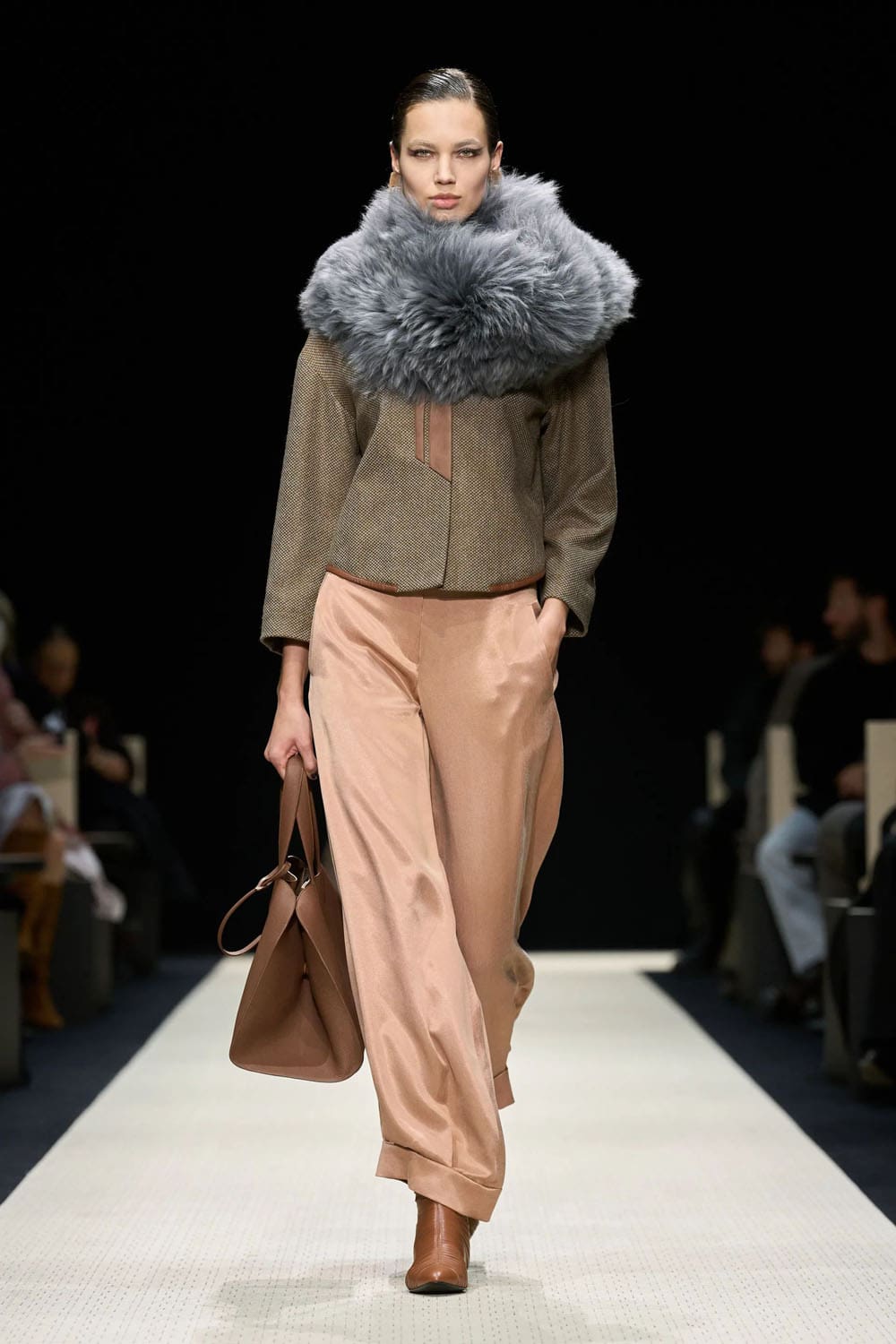 Giorgio Armani Outono Inverno 2025 2026 Feminino Runway Revista (1)