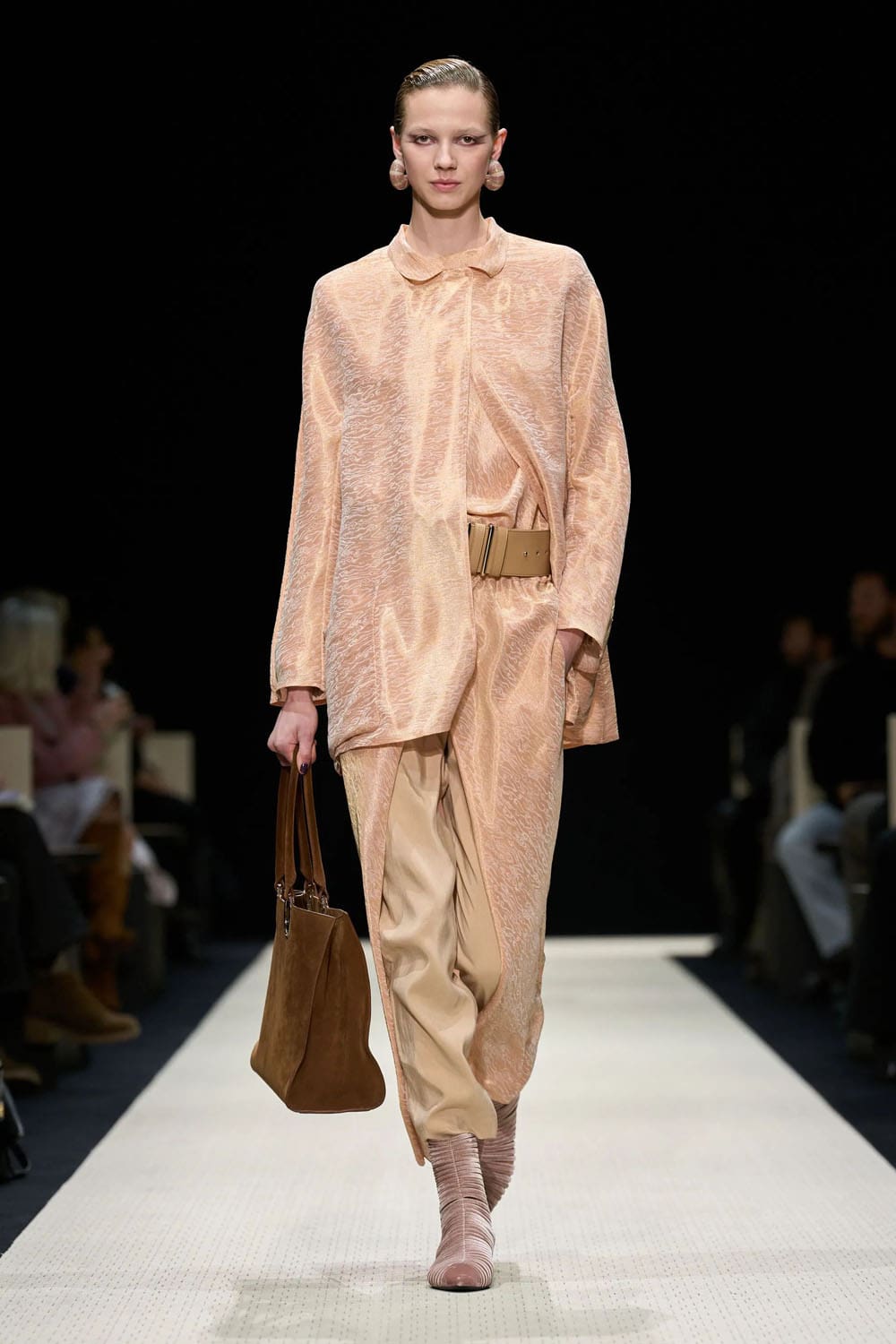 Giorgio Armani Outono Inverno 2025 2026 Feminino Runway Revista (10)