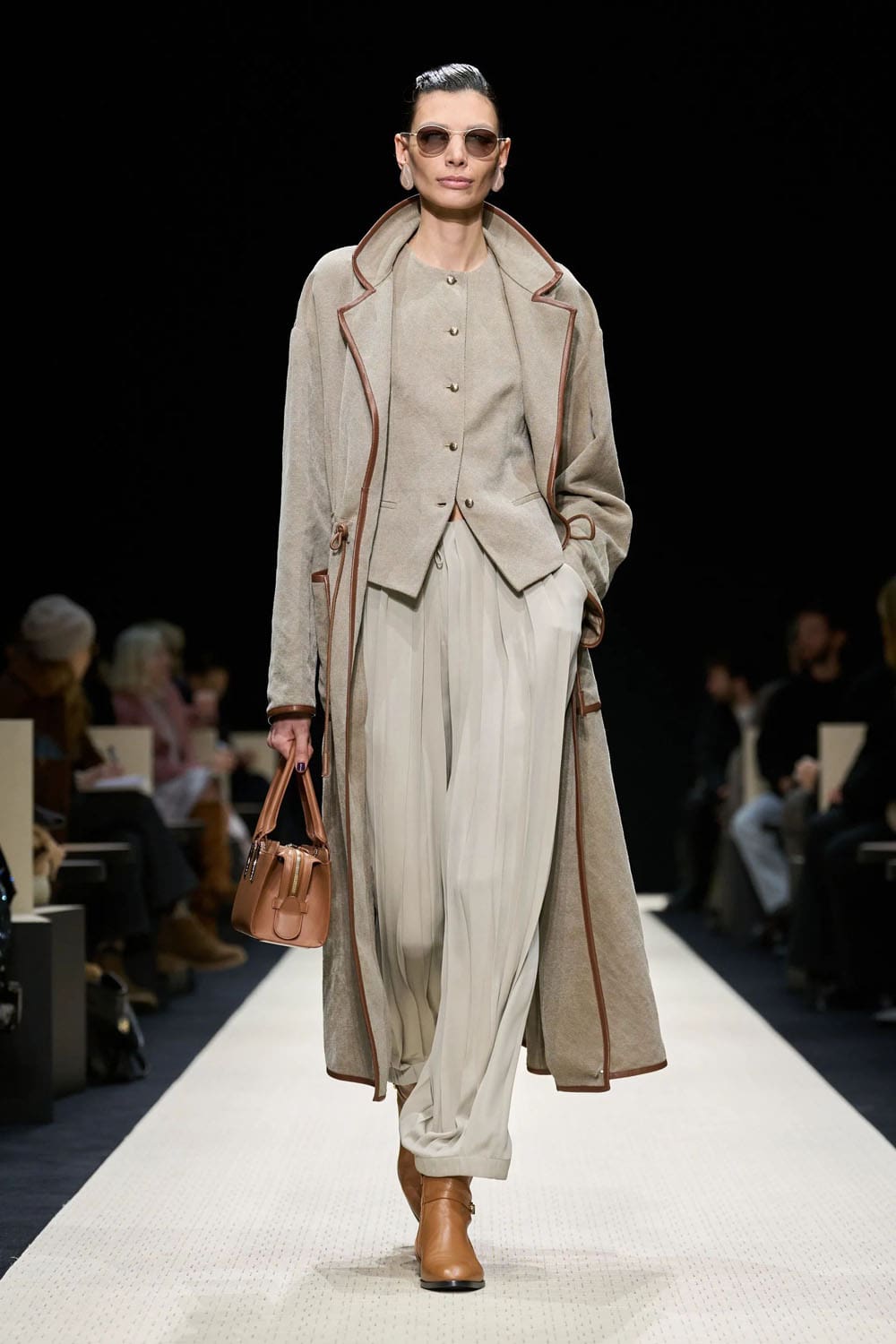 Giorgio Armani Outono Inverno 2025 2026 Feminino Runway Revista (12)