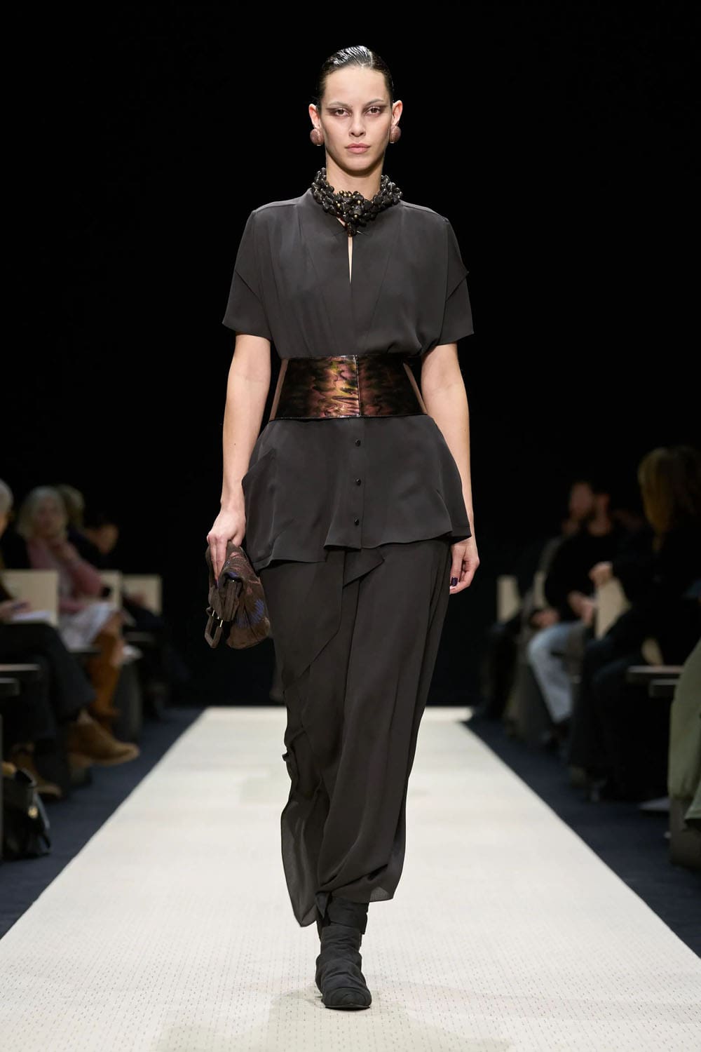 Giorgio Armani Outono Inverno 2025 2026 Feminino Runway Revista (21)