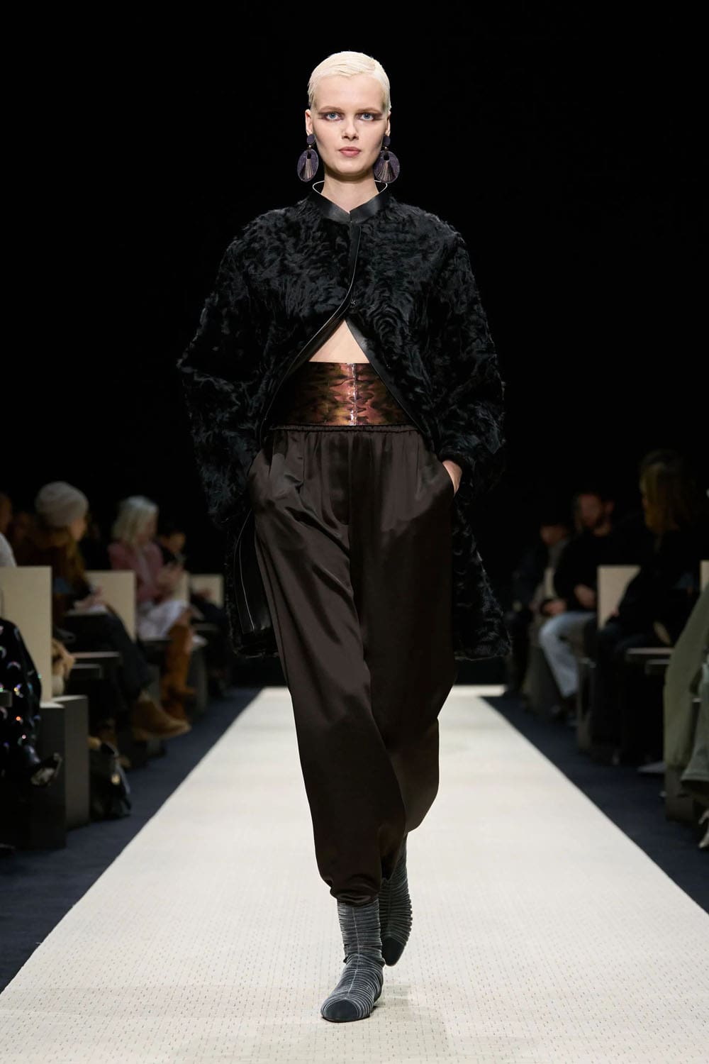 Giorgio Armani Outono Inverno 2025 2026 Feminino Runway Revista (28)