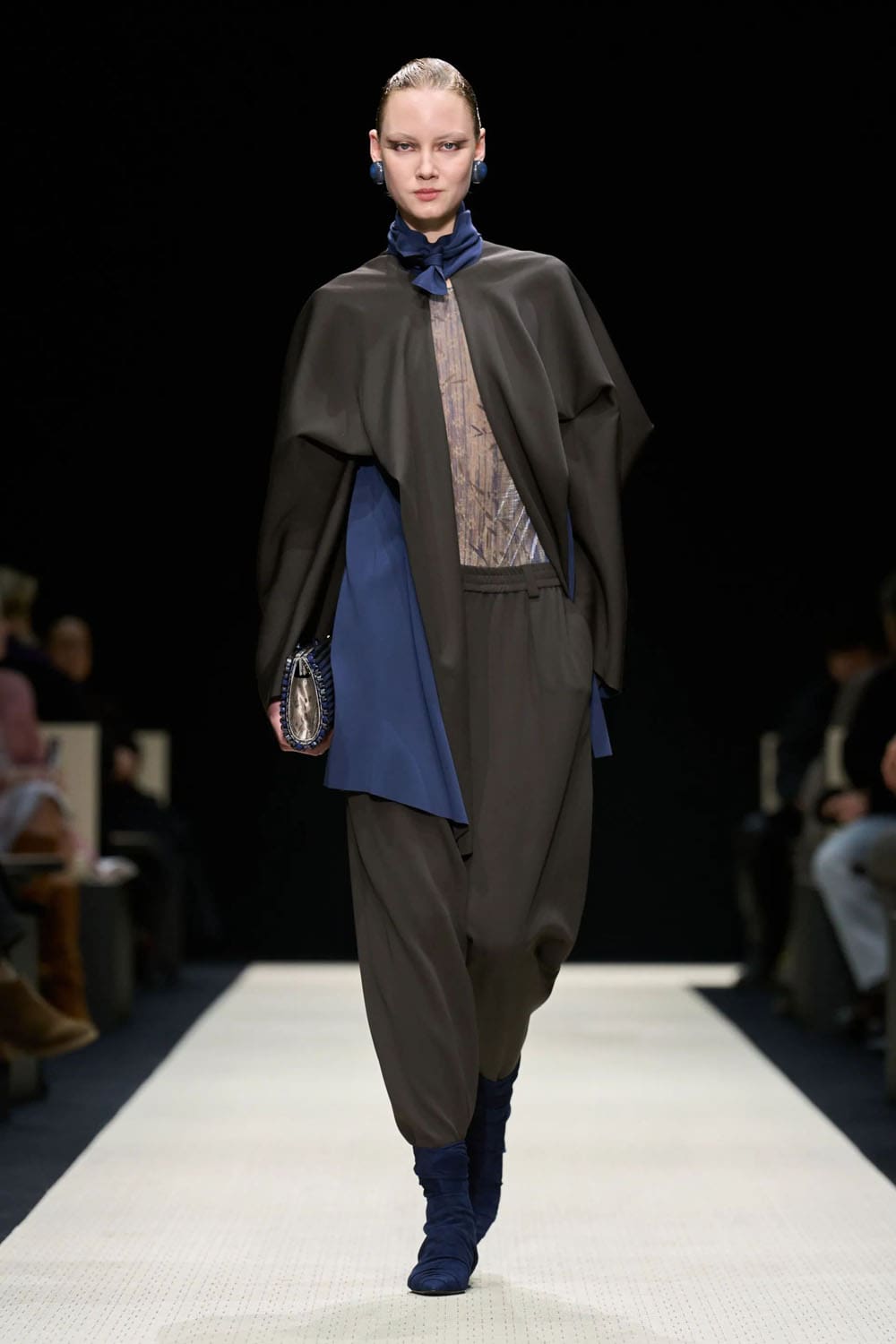 Giorgio Armani Outono Inverno 2025 2026 Feminino Runway Revista (39)