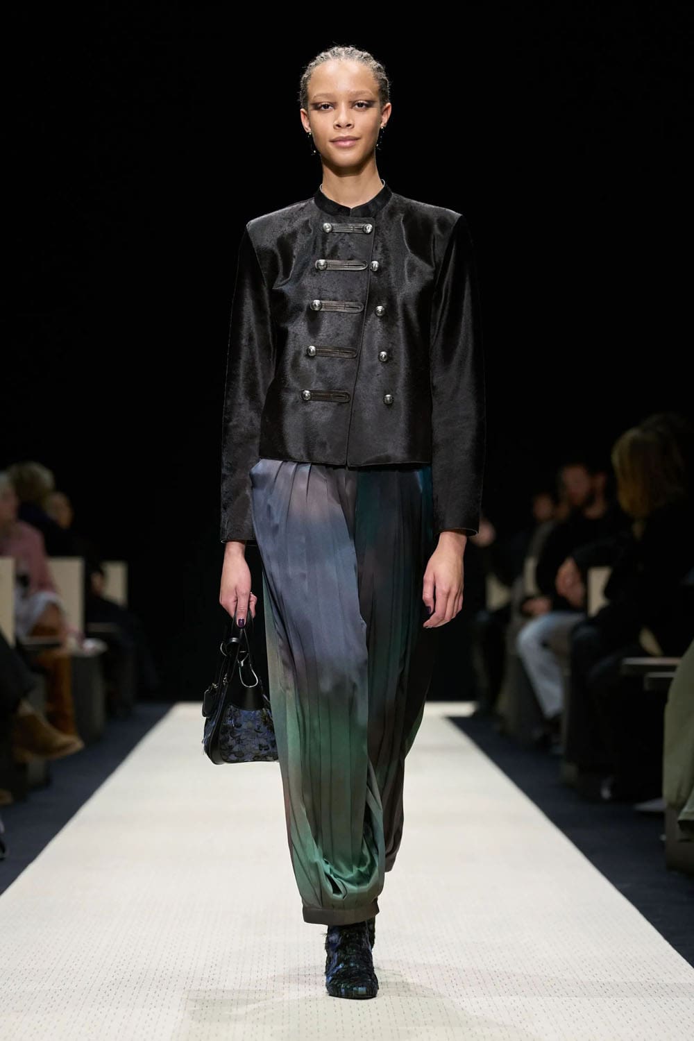 Giorgio Armani Outono Inverno 2025 2026 Feminino Runway Revista (41)