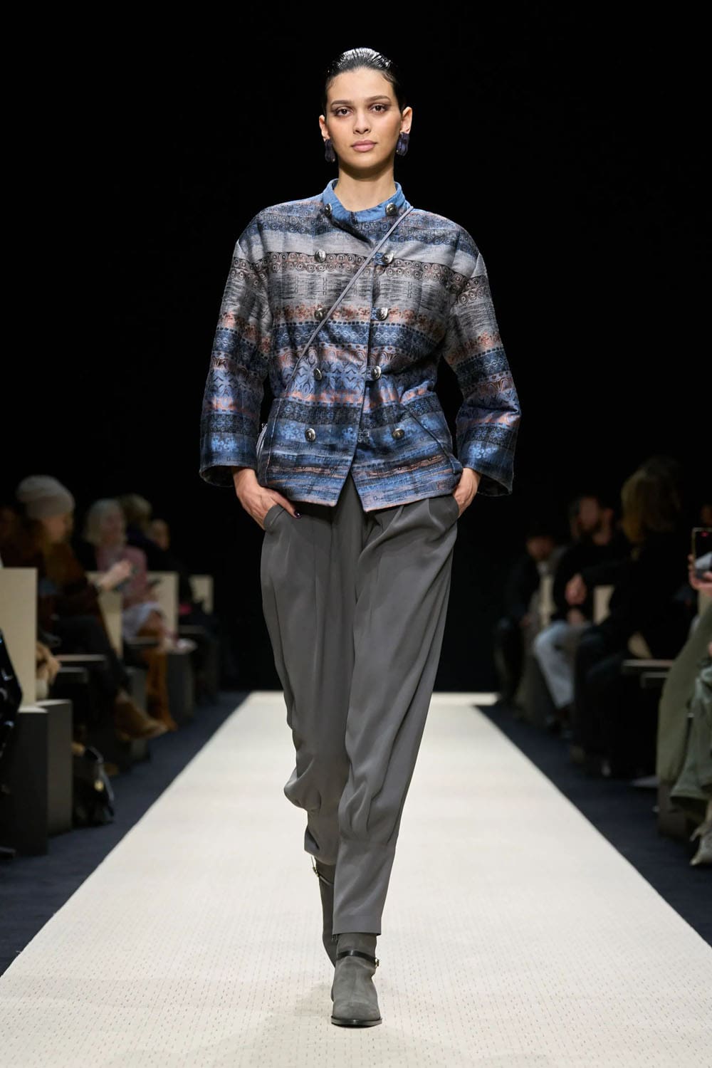 Giorgio Armani Outono Inverno 2025 2026 Feminino Runway Revista (48)