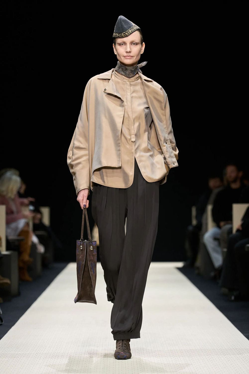 Giorgio Armani Outono Inverno 2025 2026 Feminino Runway Revista (5)