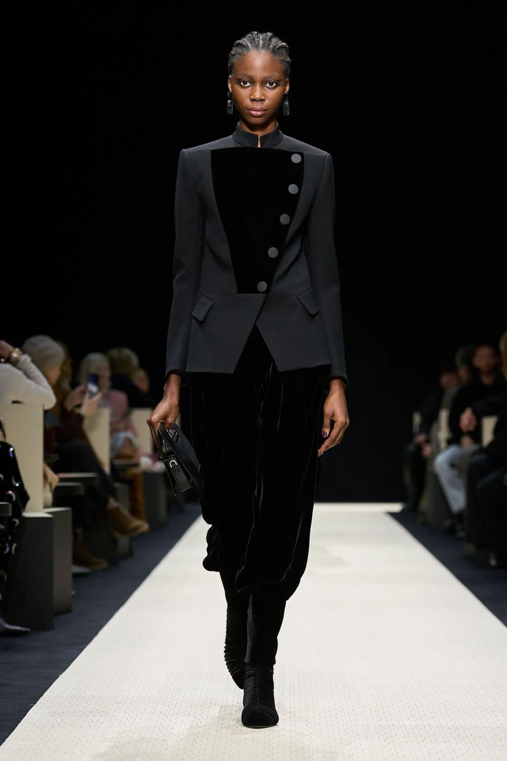 Giorgio Armani Outono Inverno 2025 2026 Feminino Runway Revista (50)