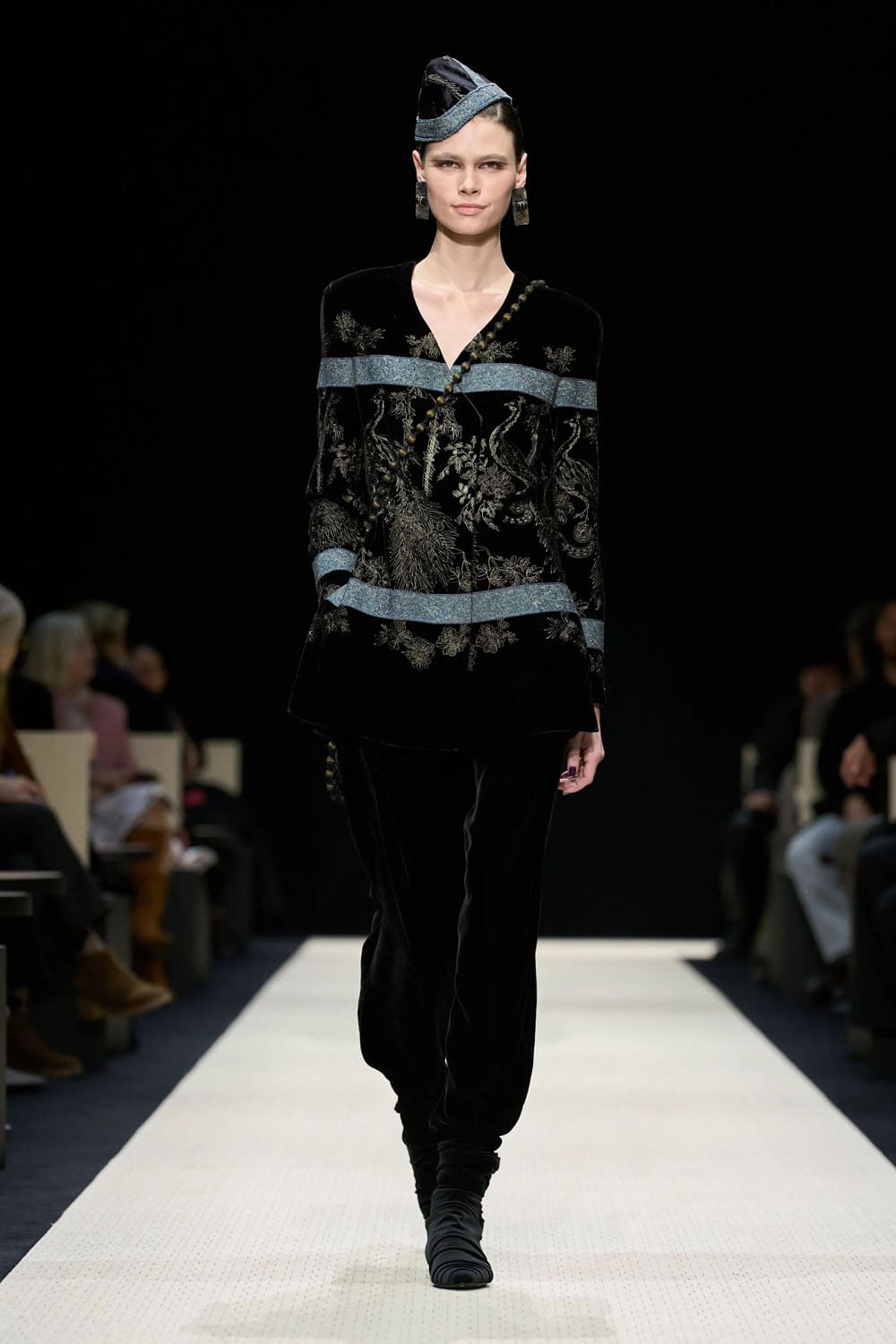 Giorgio Armani Outono Inverno 2025 2026 Feminino Runway Revista (52)