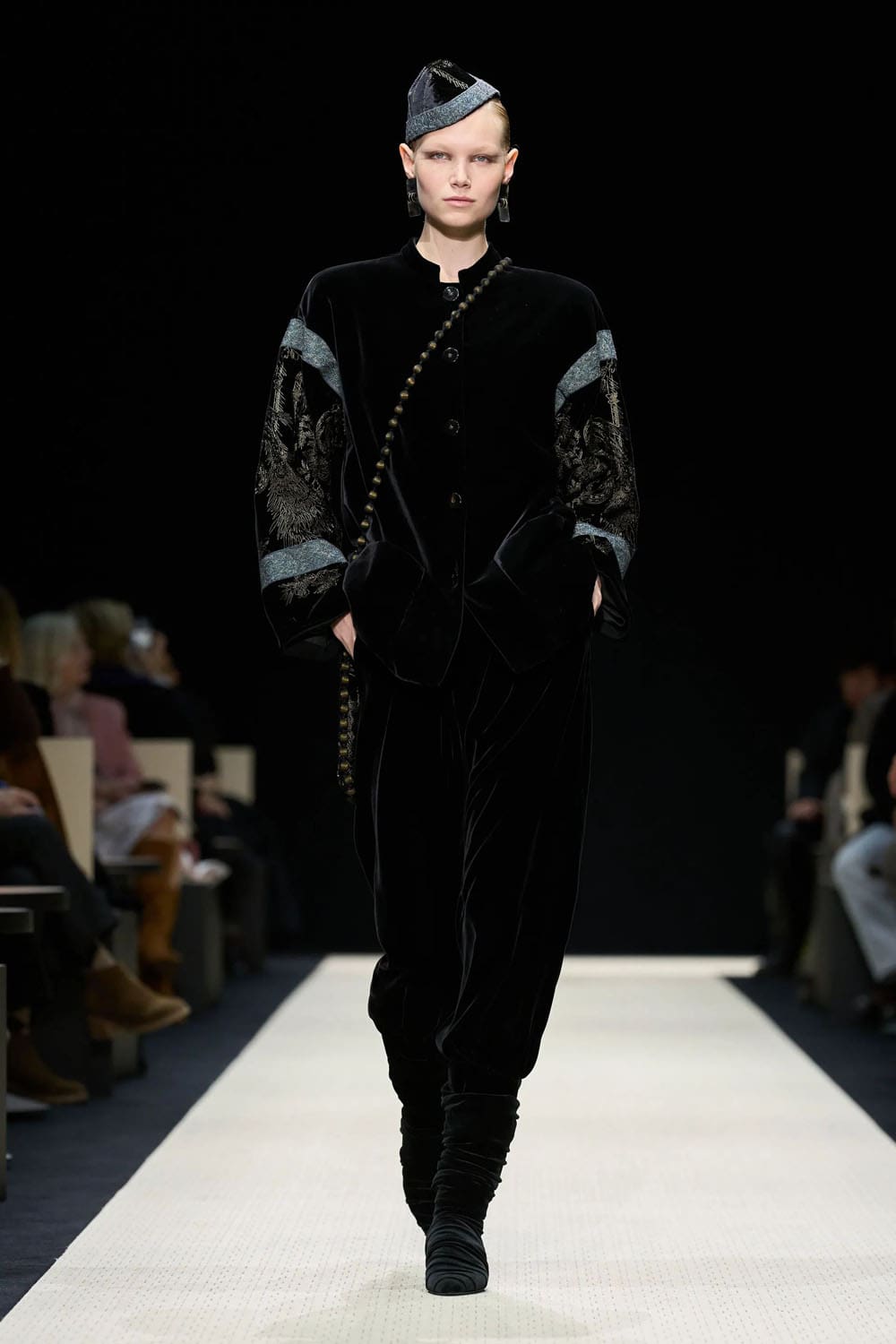 Giorgio Armani Outono Inverno 2025 2026 Feminino Runway Revista (53)