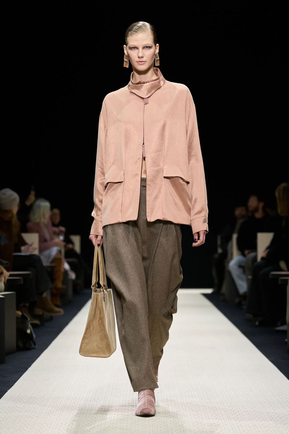 Giorgio Armani Outono Inverno 2025 2026 Feminino Runway Revista (9)