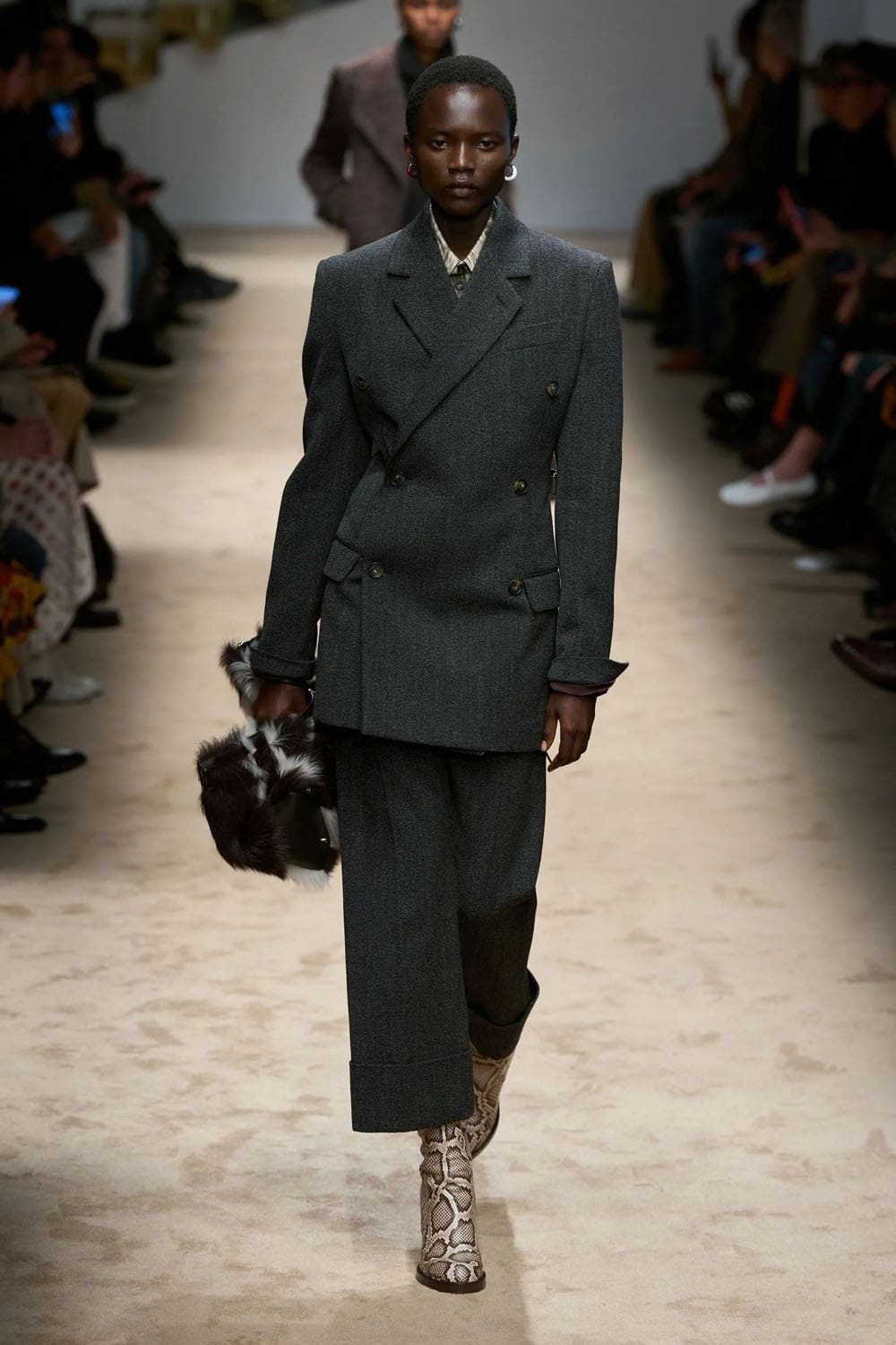 トッズ 2025 2026 秋冬 Runway 雑誌(16)