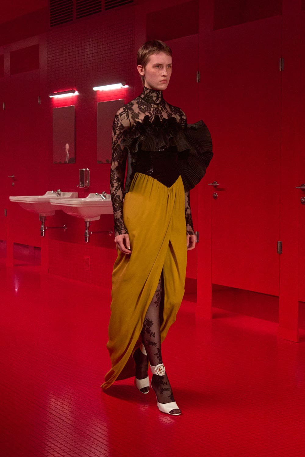 Valentino Automne Hiver 2025 2026 Runway Magazine (28)