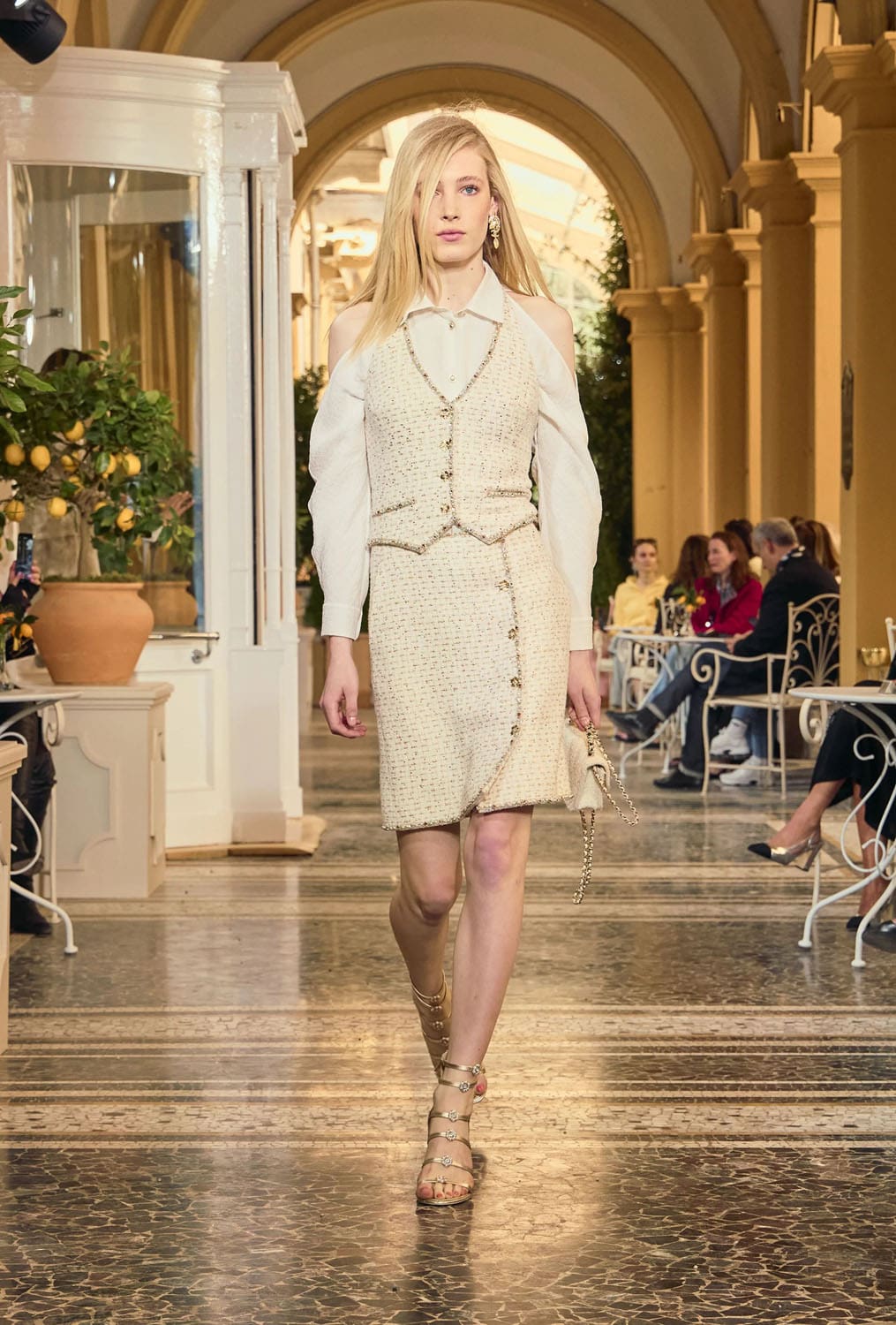 CHANEL Cruise 2025 26 Resort Lake Como Runway Magazine (18)