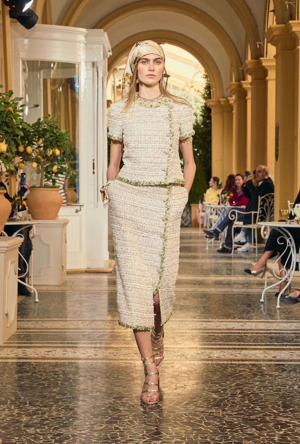 CHANEL Cruise 2025 26 Resort Lake Como Runway Magazine (19)