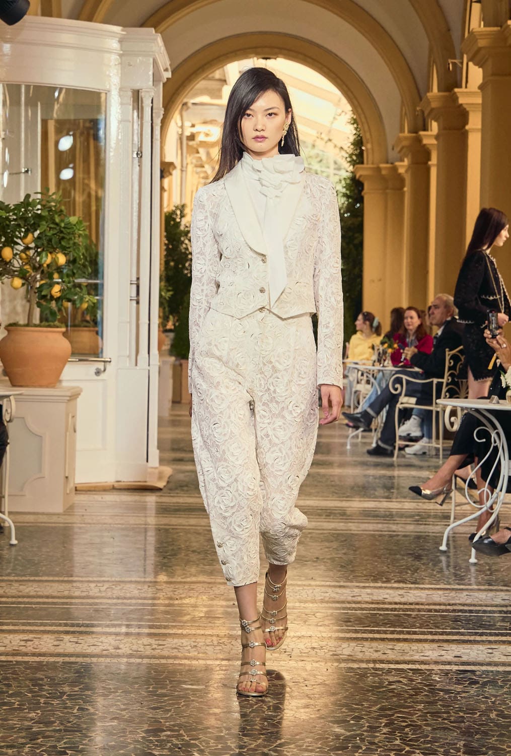 CHANEL Cruise 2025 26 Resort Lake Como Runway Magazine (22)