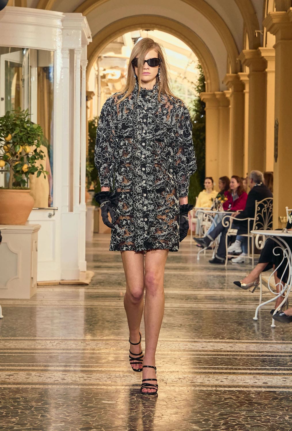 CHANEL Cruise 2025 26 Resort Lake Como Runway Magazine (25)