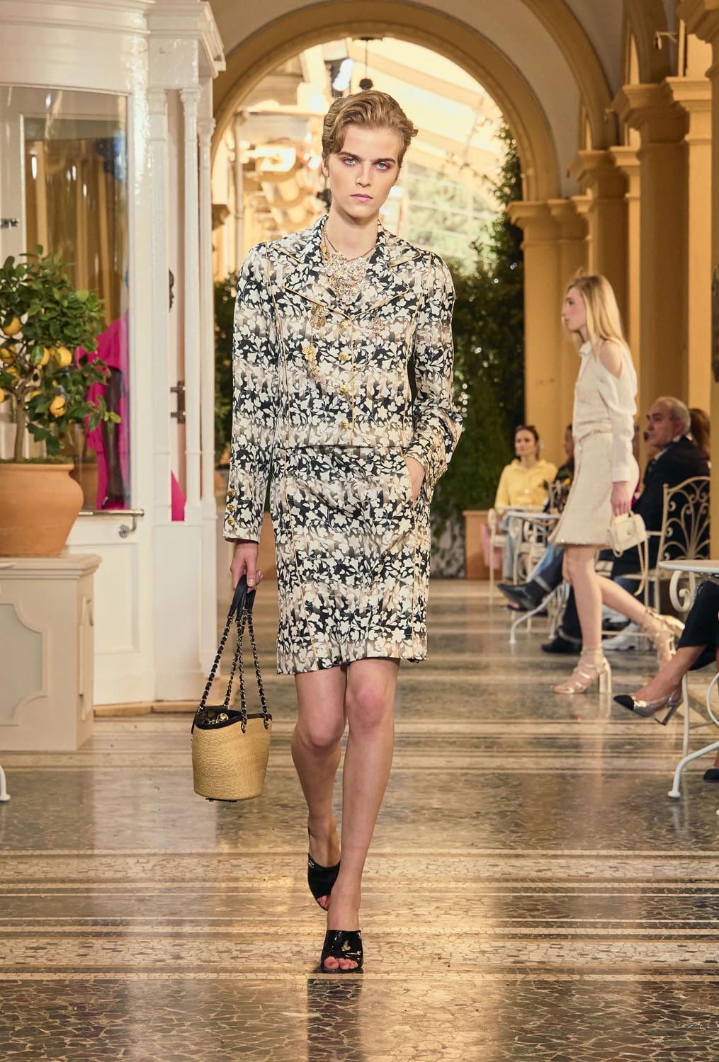 CHANEL Cruise 2025 26 Resort Lake Como Runway Magazine (29)