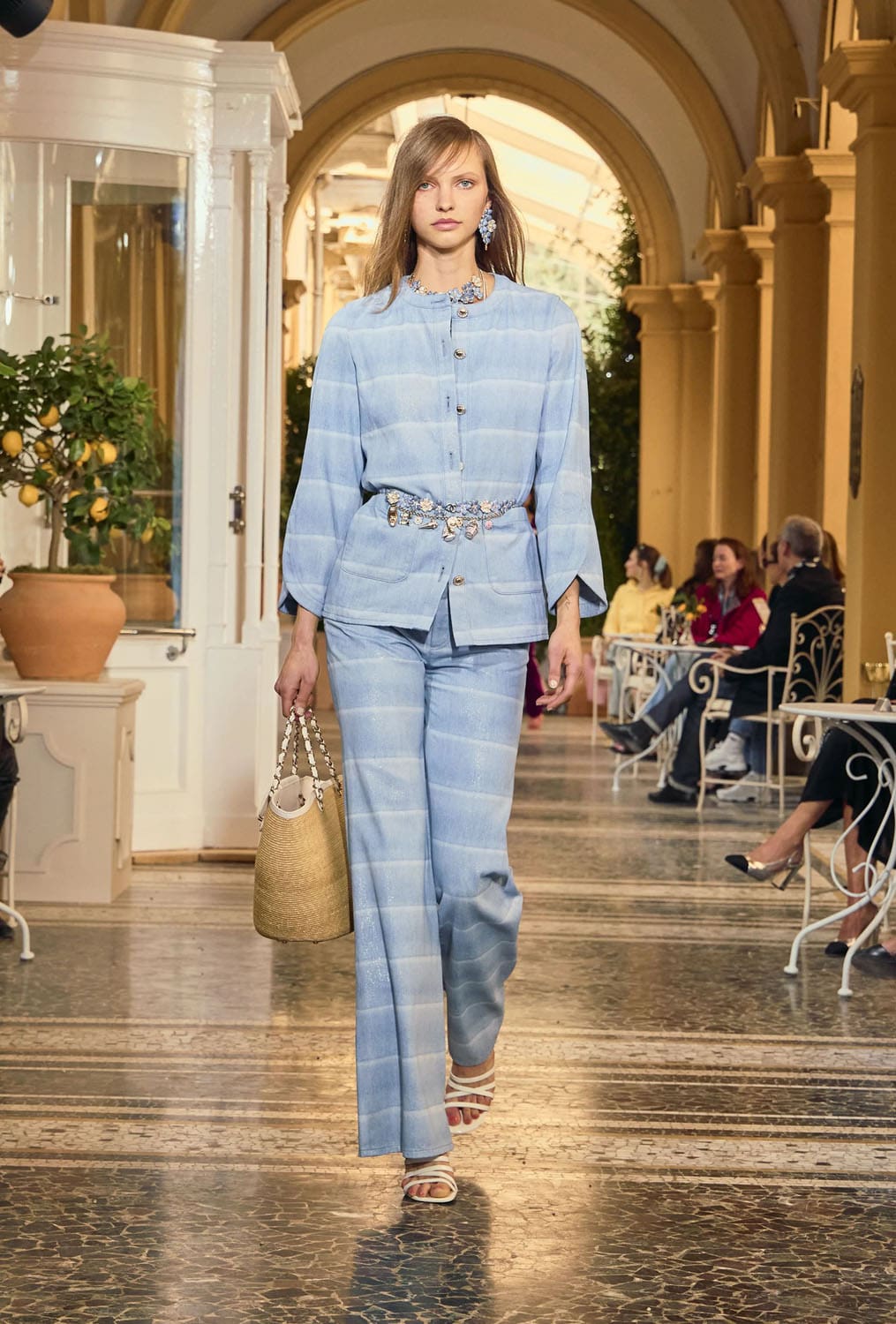 CHANEL Cruise 2025 26 Resort Lake Como Runway Magazine (31)