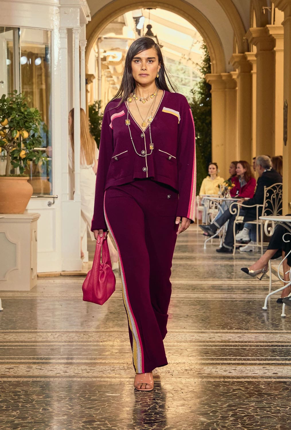 CHANEL Cruise 2025 26 Resort Lake Como Runway Magazine (32)