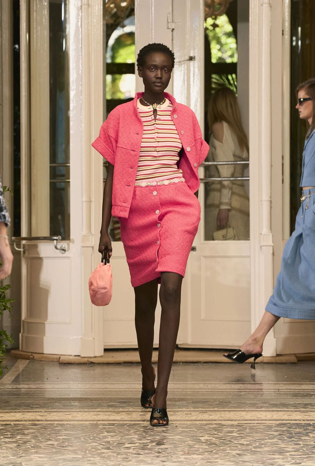 CHANEL Cruise 2025 26 Resort Lake Como Runway Magazine (34)