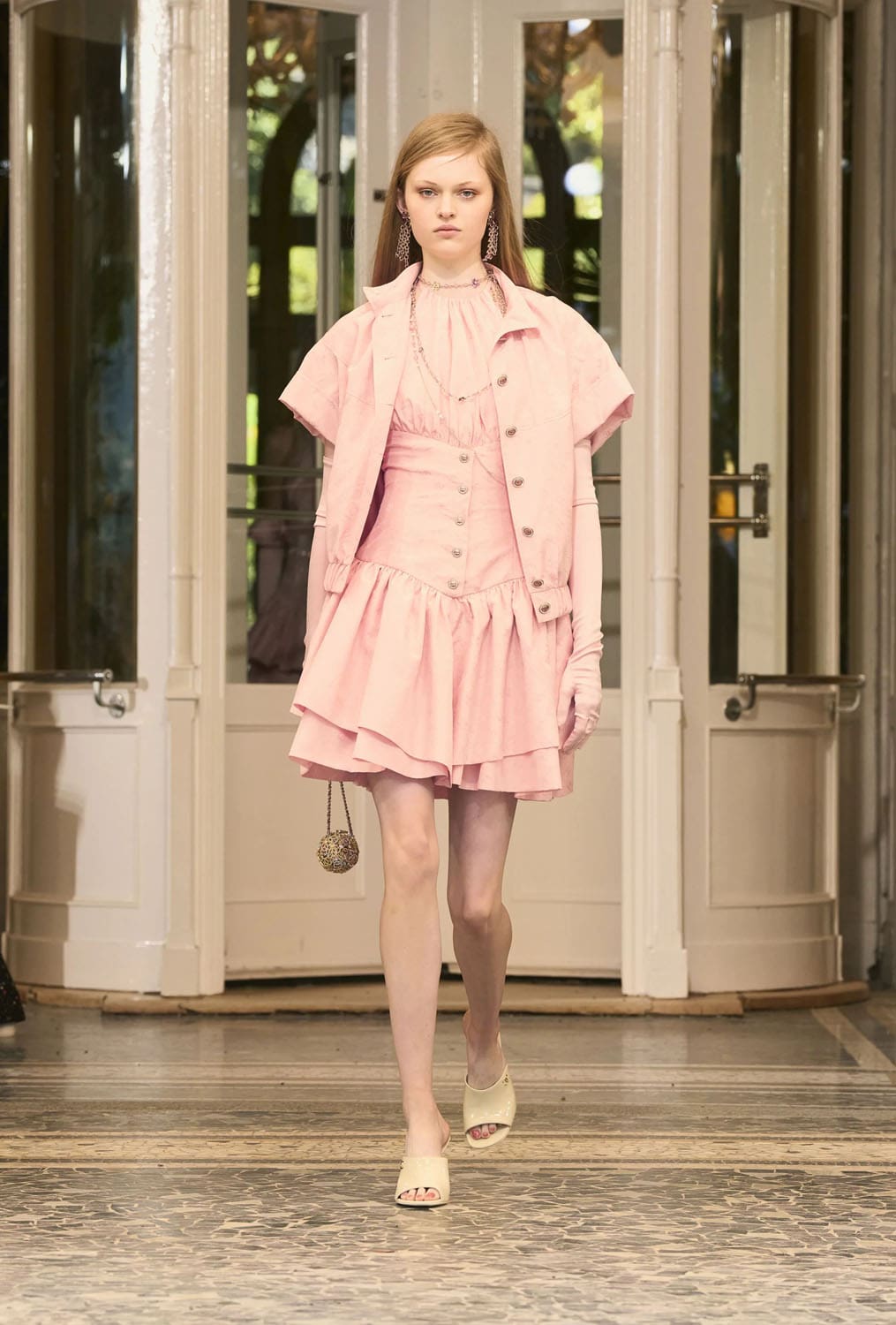 CHANEL Cruise 2025 26 Resort Lake Como Runway Magazine (57)