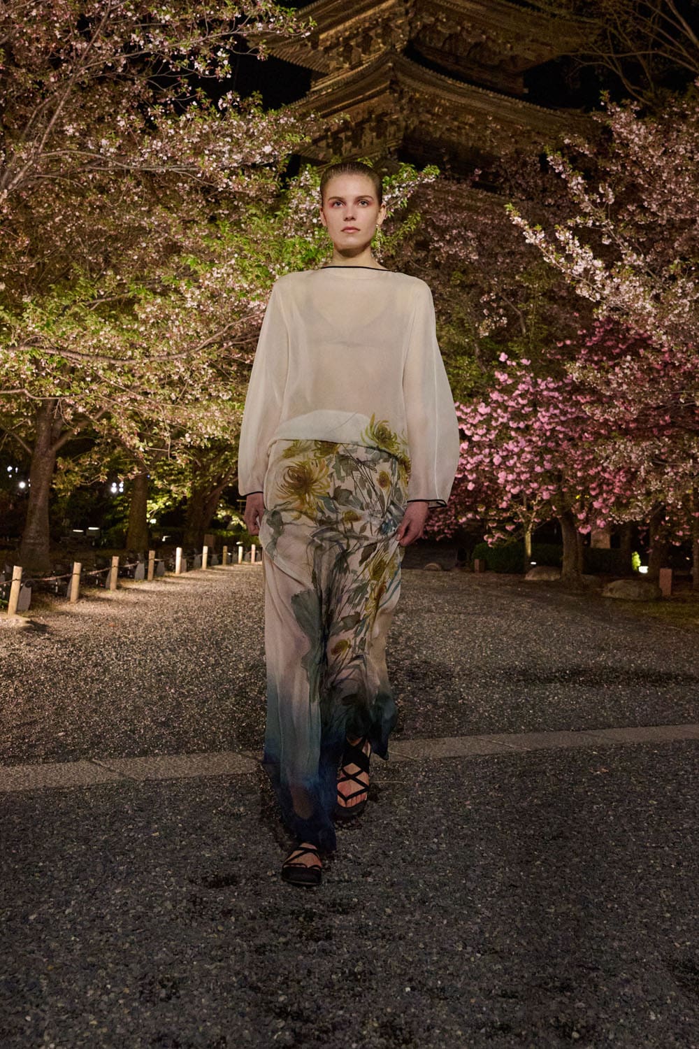 Dior осень 2025 Киото Runway Журнал (38)