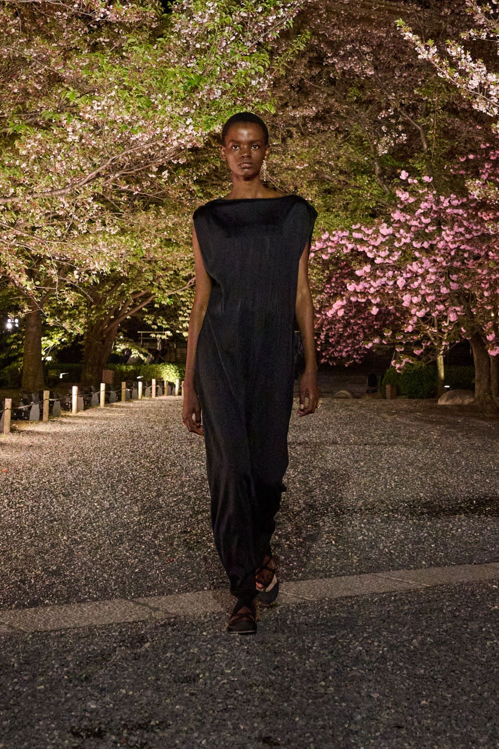 Dior осень 2025 Киото Runway Журнал (6)