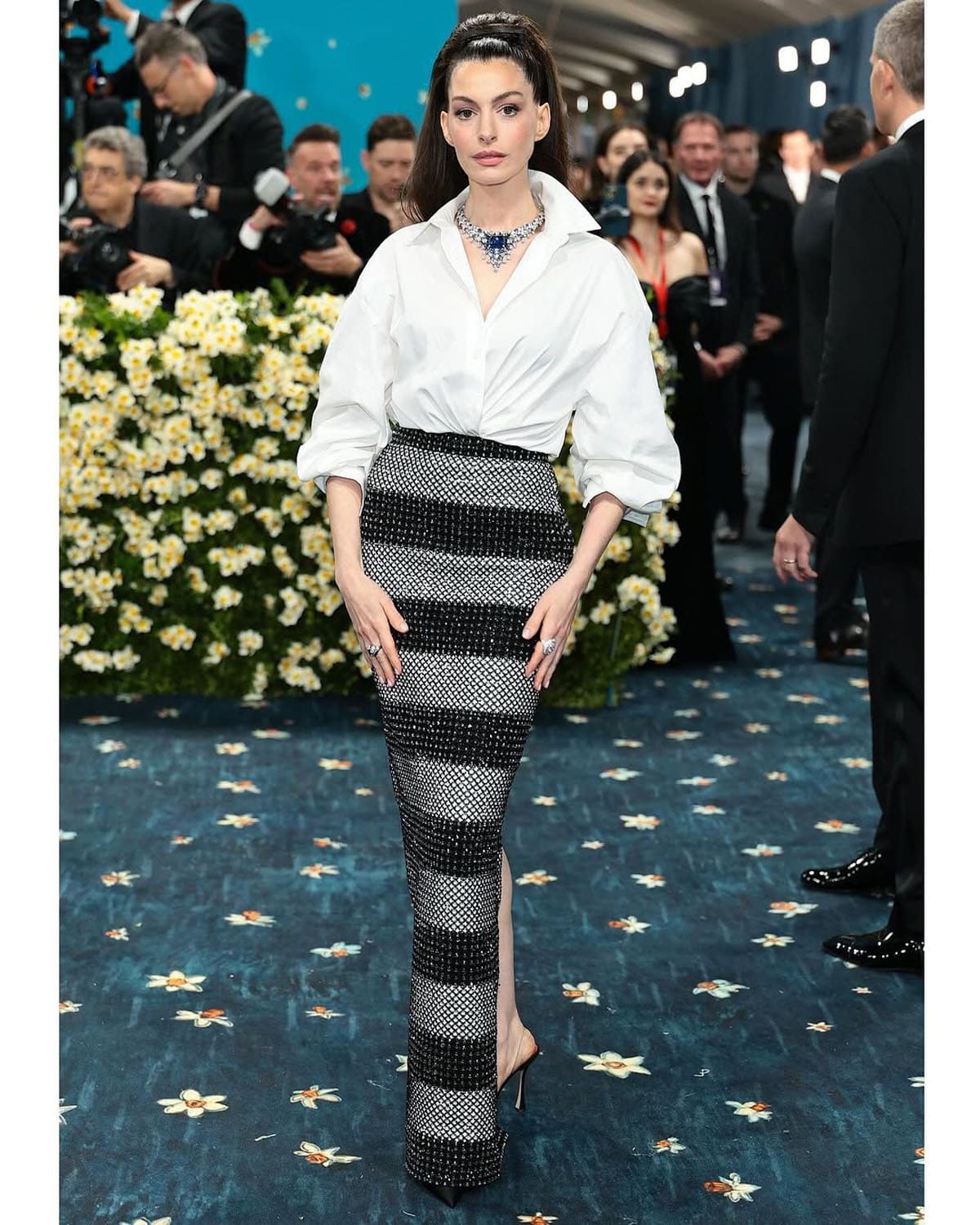Anne Hathaway in Carolina Herrera at Met Gala 2025 1