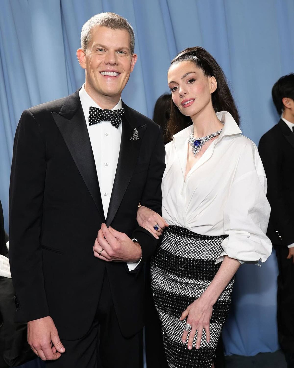 Anne Hathaway in Carolina Herrera with Wes Gordon at Met Gala 2025 1