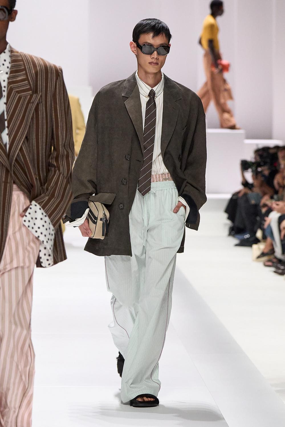 32 Dolce Gabbana Primavera Verão 2026 Masculino Runway revista