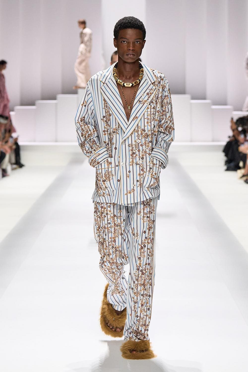 81 Dolce Gabbana Primavera Verão 2026 Masculino Runway revista