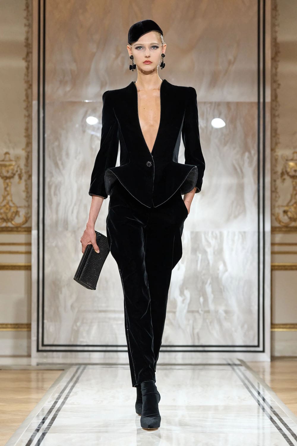 Armani Privè Autunno Inverno 2025 2026 Haute Couture Runway Magazine (26)