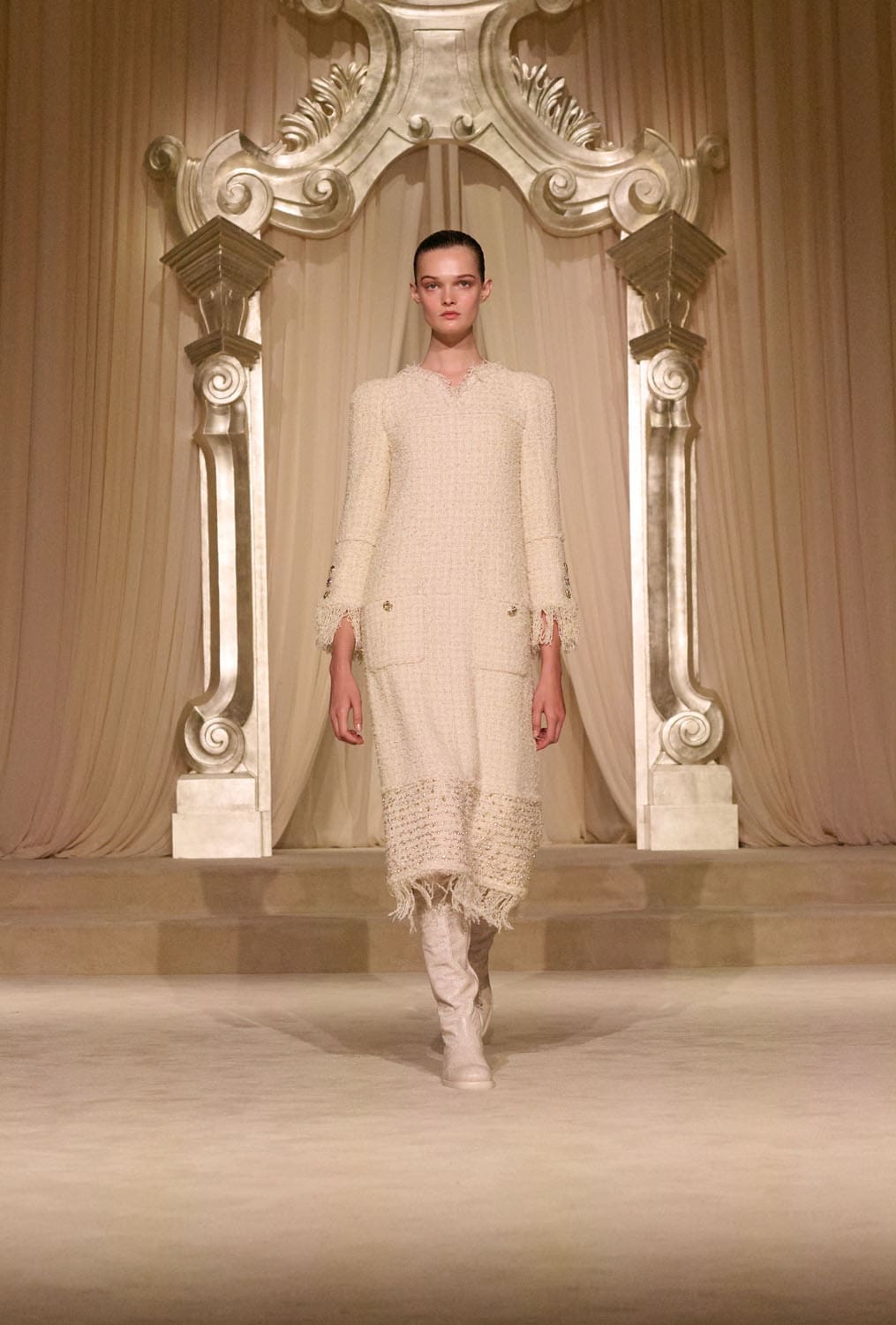 Chanel Herbst Winter 2025 26 Haute Couture Runway Magazin (1)