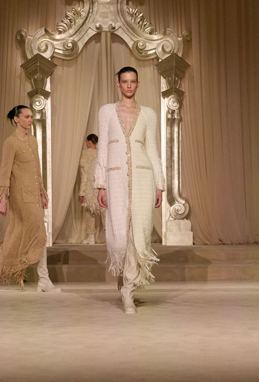 Chanel Herbst Winter 2025 26 Haute Couture Runway Magazin (10)