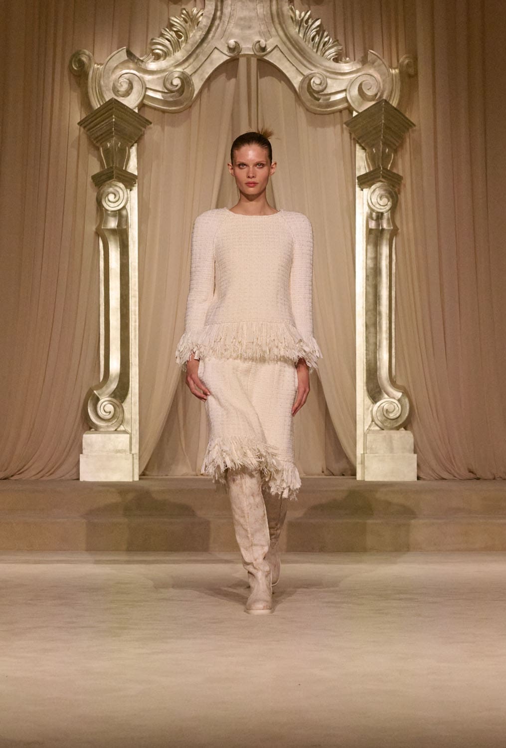 Chanel Herbst Winter 2025 26 Haute Couture Runway Magazin (11)