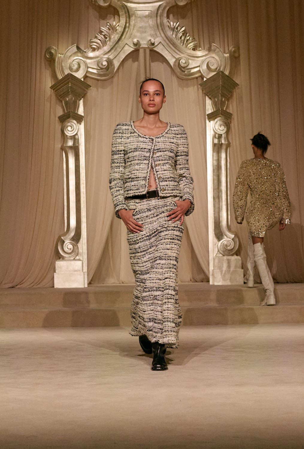 Chanel Herbst Winter 2025 26 Haute Couture Runway Magazin (12)