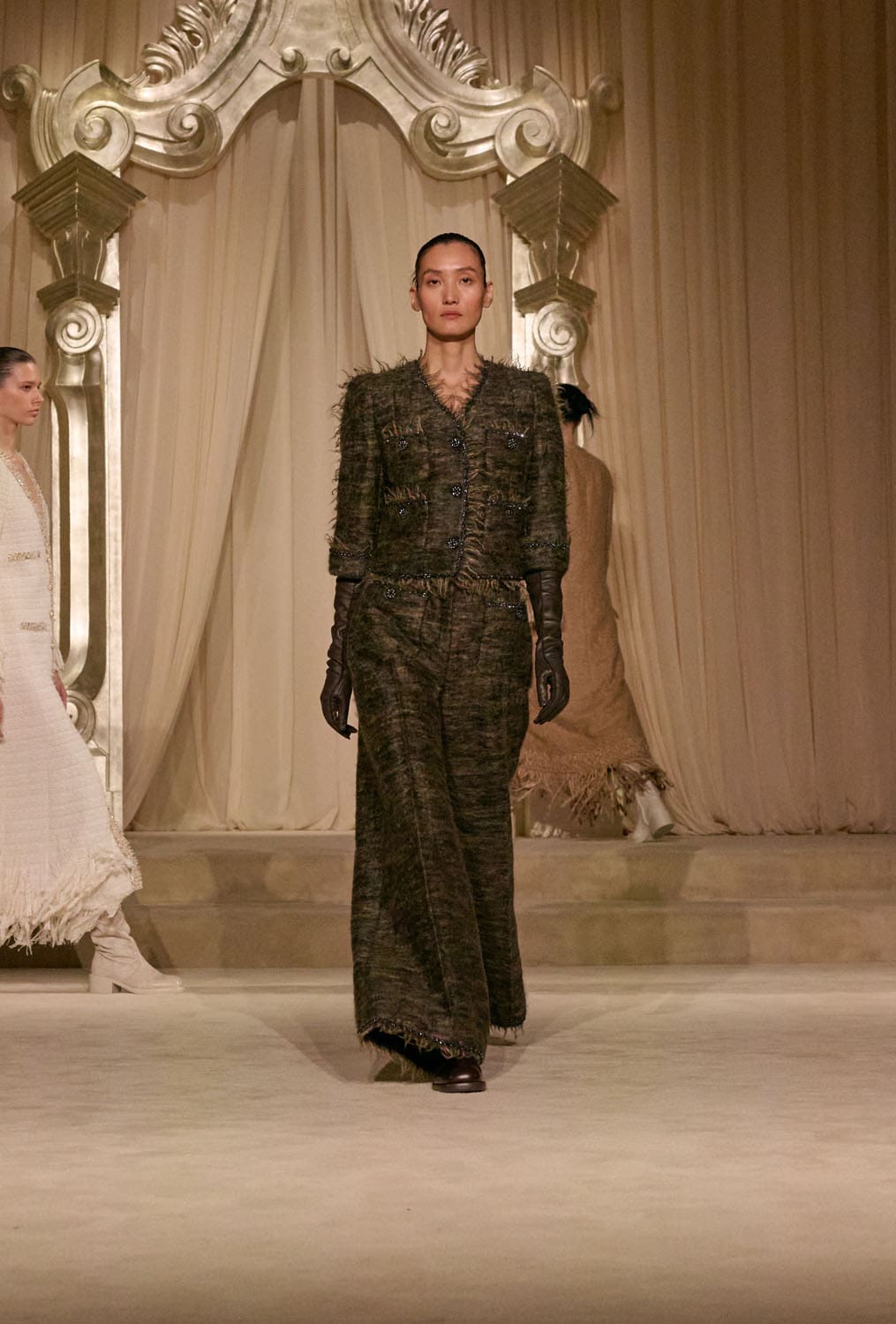 Chanel Herbst Winter 2025 26 Haute Couture Runway Magazin (13)