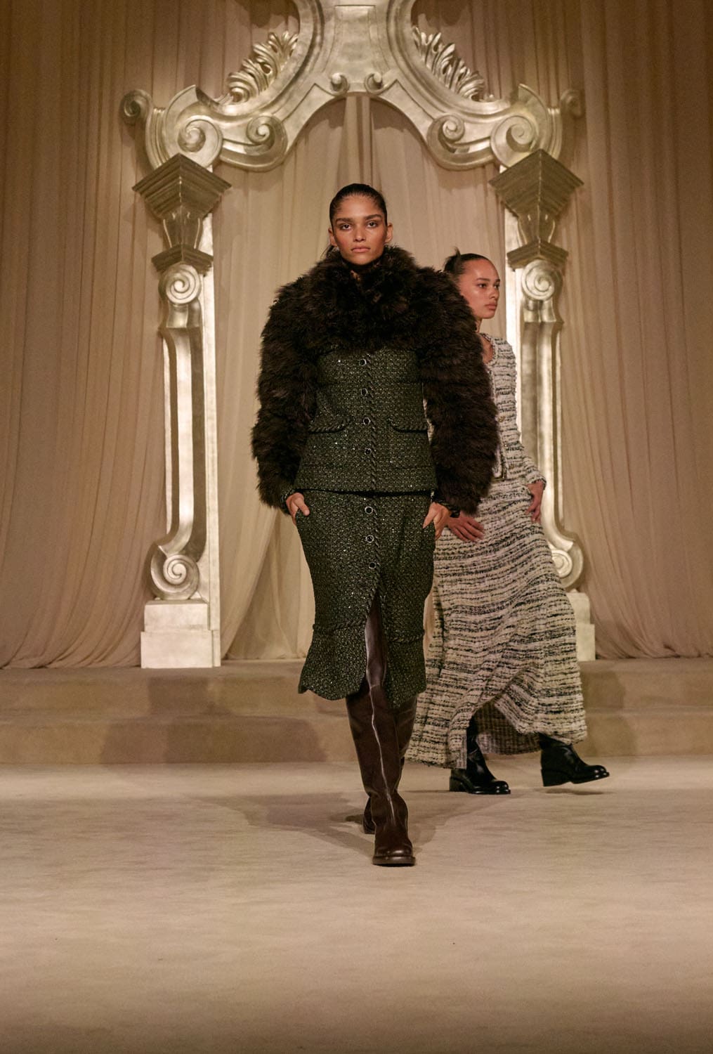 Chanel Herbst Winter 2025 26 Haute Couture Runway Magazin (15)
