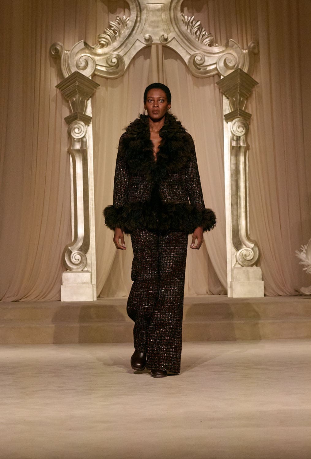 Chanel Herbst Winter 2025 26 Haute Couture Runway Magazin (16)