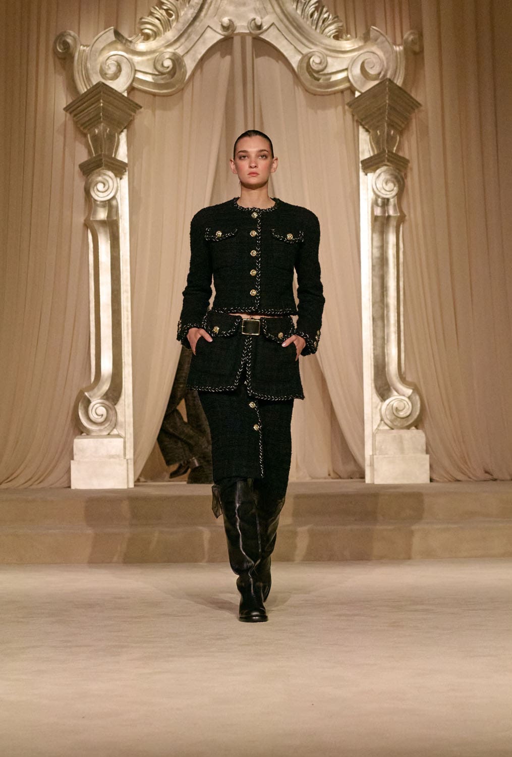 Chanel Herbst Winter 2025 26 Haute Couture Runway Magazin (19)